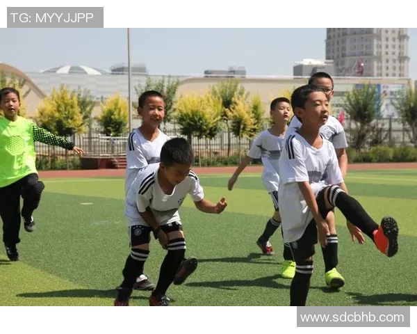 足球明星跨界演绎精彩人生电影中展现球场之外的魅力与激情